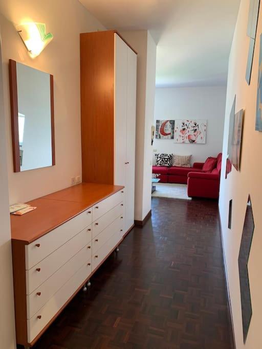 Look Giovane Per Una Casa Vista Lago Комо Екстериор снимка