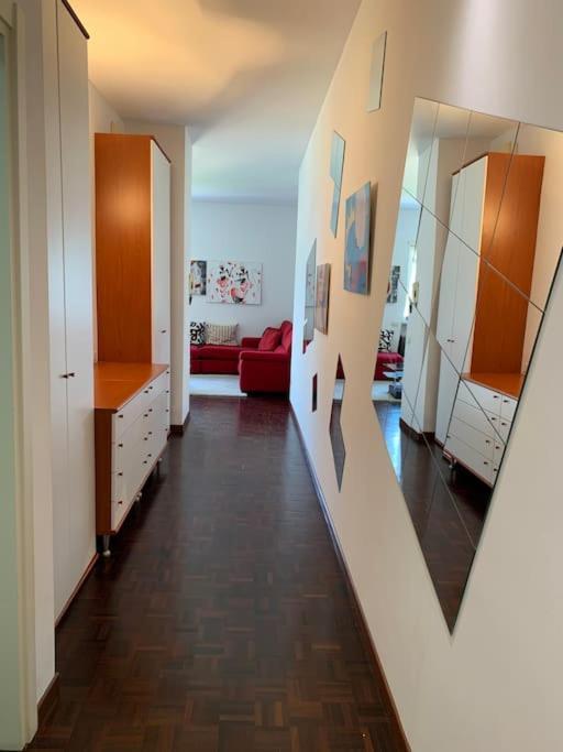 Look Giovane Per Una Casa Vista Lago Комо Екстериор снимка