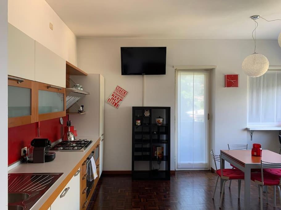 Look Giovane Per Una Casa Vista Lago Комо Екстериор снимка