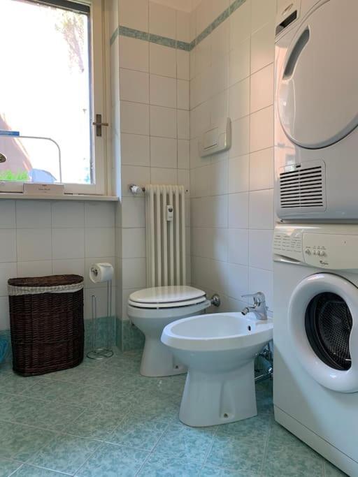 Look Giovane Per Una Casa Vista Lago Комо Екстериор снимка