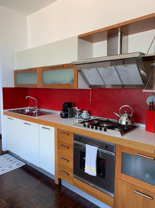 Look Giovane Per Una Casa Vista Lago Комо Екстериор снимка