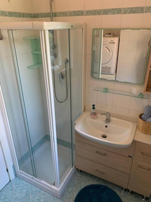 Look Giovane Per Una Casa Vista Lago Комо Екстериор снимка